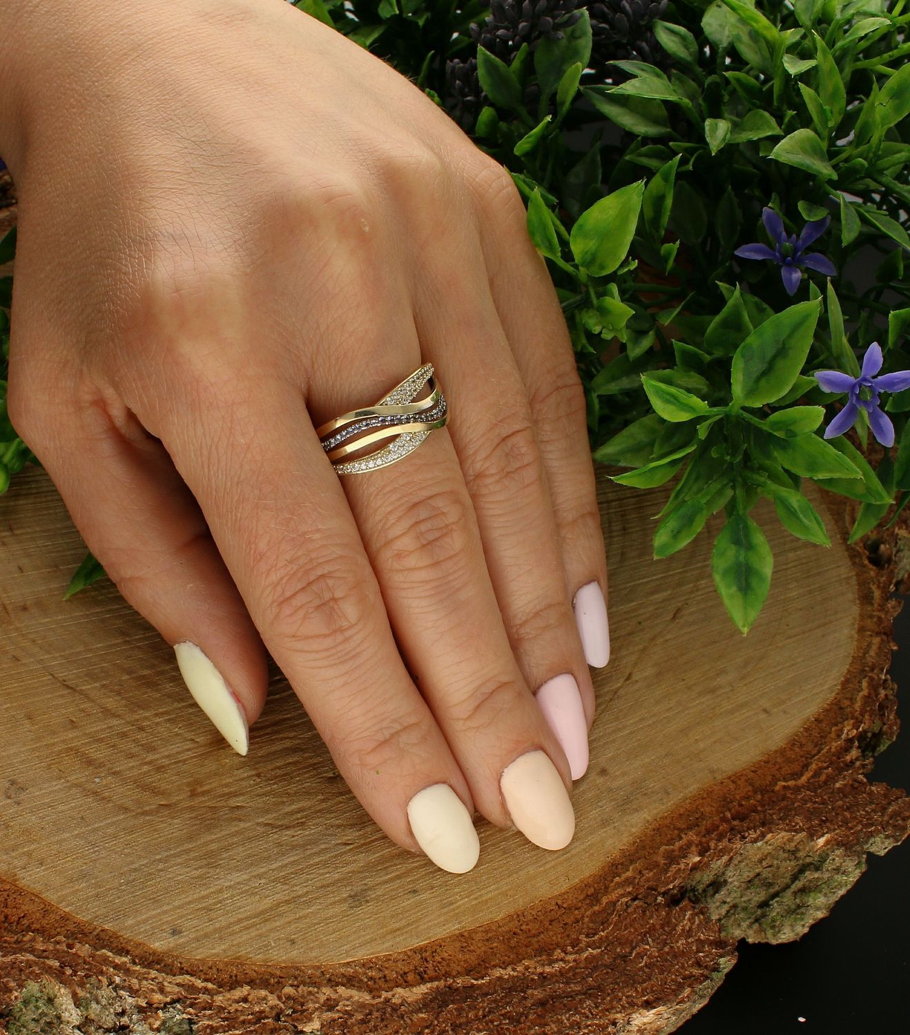 Złoty pierścionek szeroki z szarą cyrkonią pr 333 PI 6078A 333. złoty pierścionek w nietypowej odsłonie świetnie się sprawdzi na prezent . Pierścionek z szarą i białą cyrkonią (1).jpg